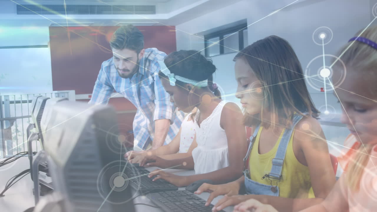 red de conexiones a través de un maestro caucásico que enseña a los estudiantes a usar computadoras en la escuela