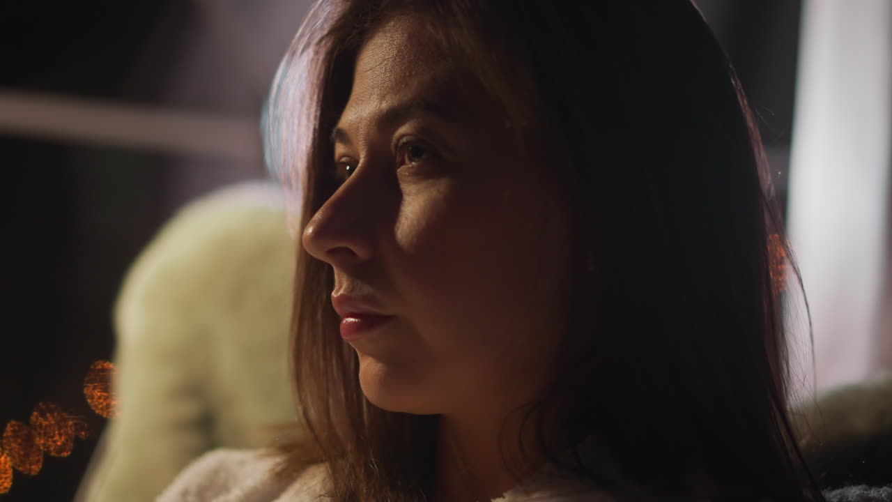 깊은 생각에 빠진 우울한 여성, 눈물이 흐르는, 슬픈 느낌, 정신 건강 문제, 외로움으로 인한 슬, 시골에서 휴식과 사생활