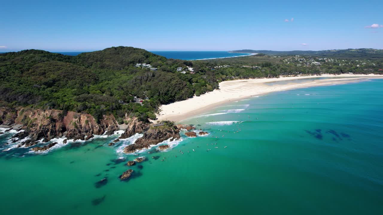 Drone orbita attorno a The Pass a Byron Bay in una mattinata splendidamente calma-1