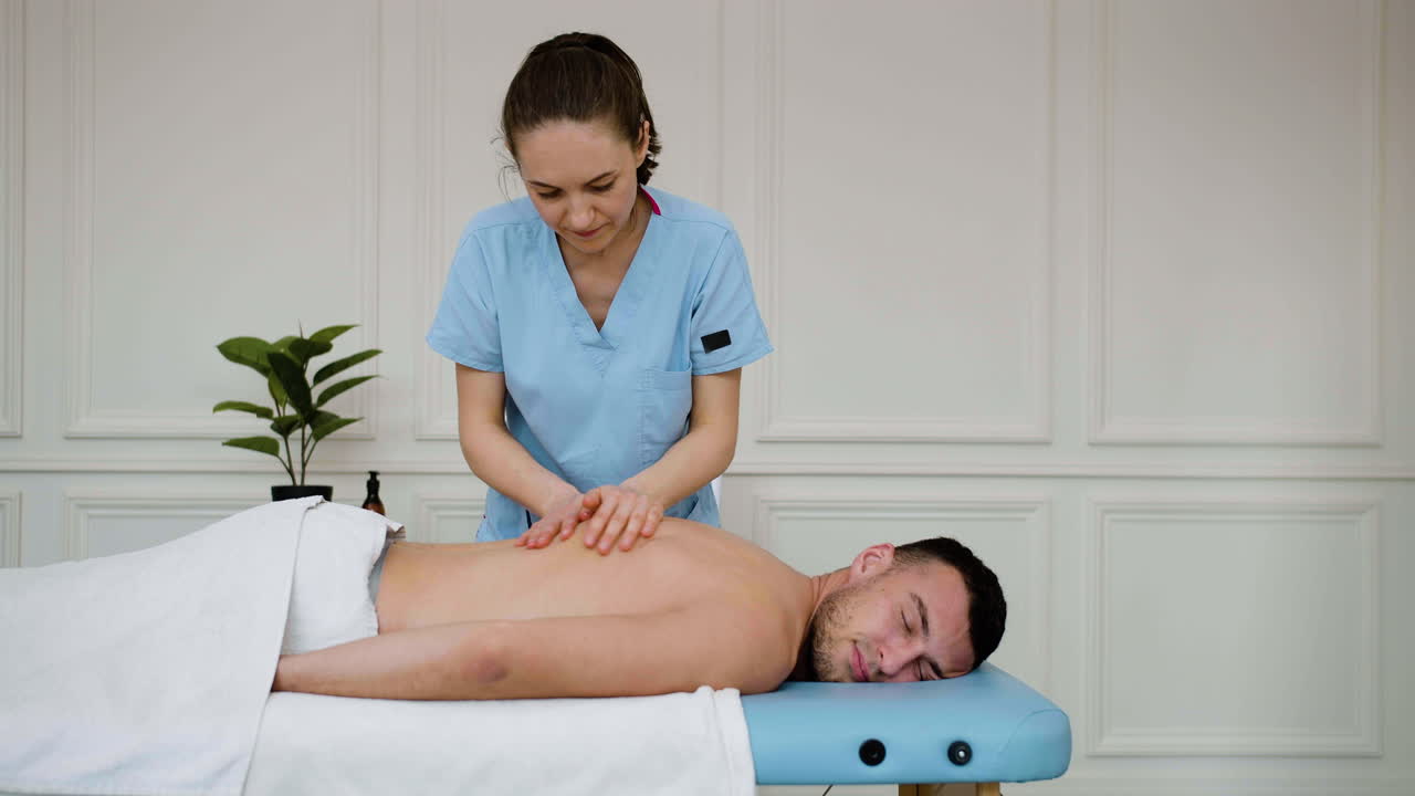 uomo che riceve un massaggio