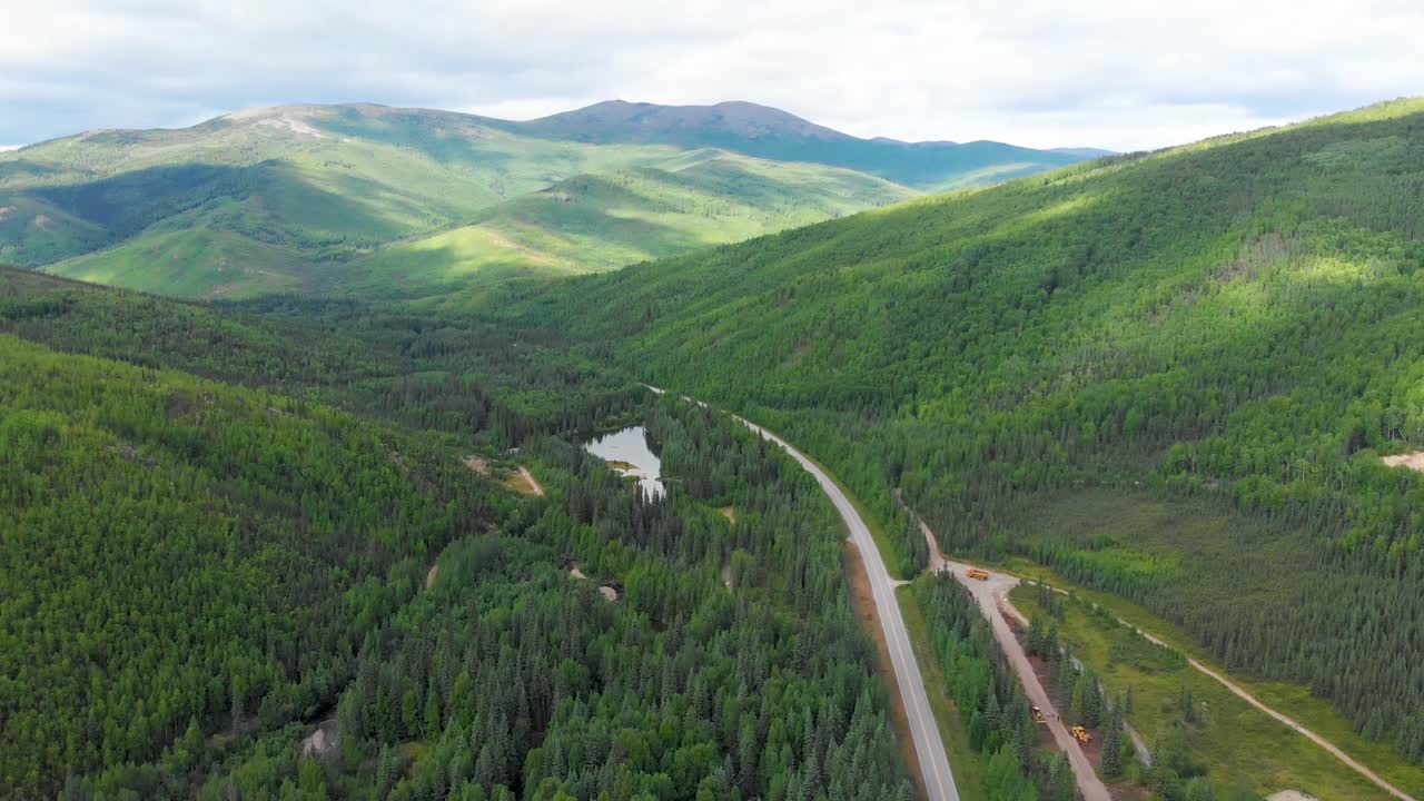 video de drones de 4k de montañas a lo largo de la carretera de aguas termales de chena cerca de la entrada del complejo a las afueras de fairbanks, alaska en verano