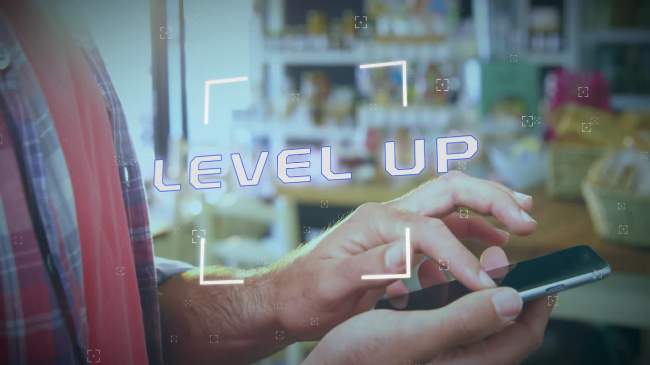 animación de nivel de texto y procesamiento de datos sobre hombre caucásico usando teléfono inteligente