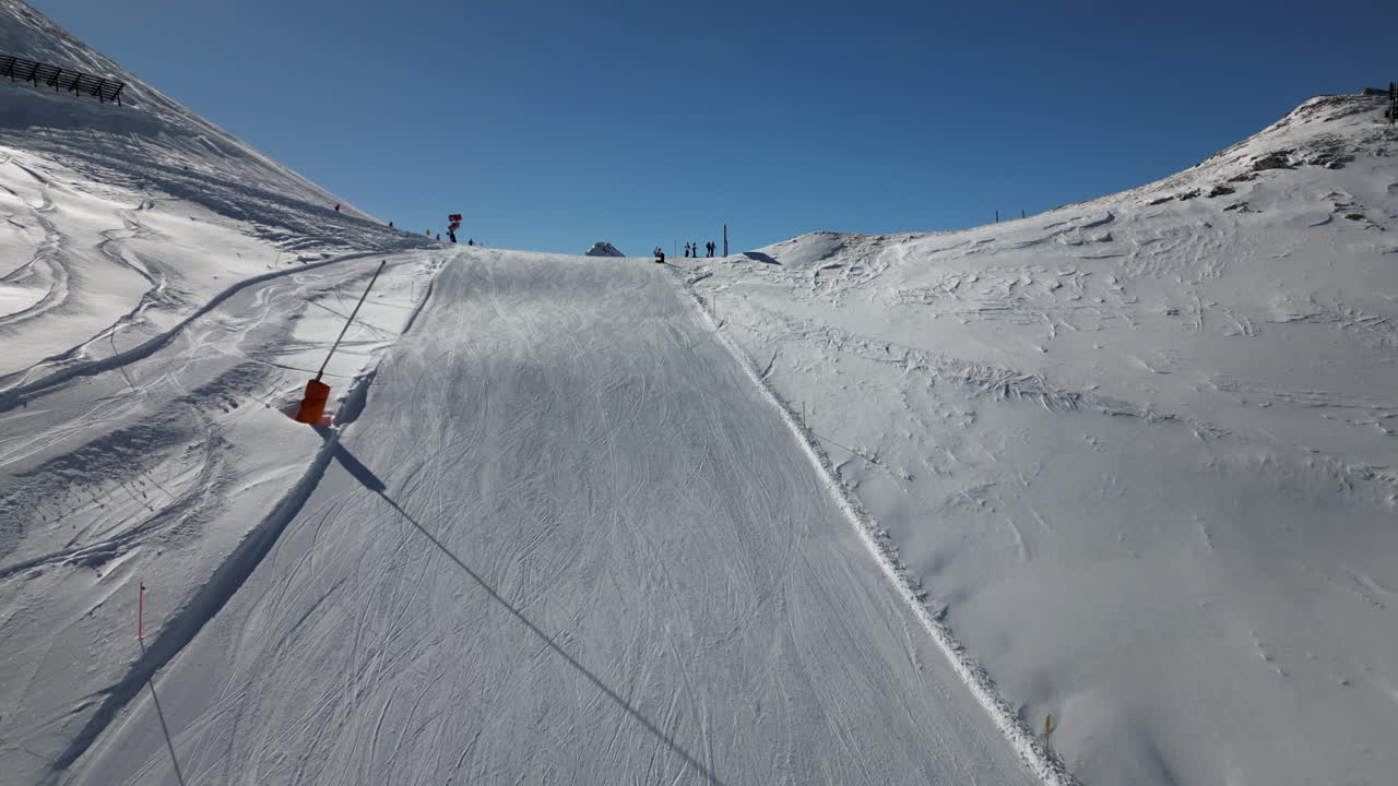 ascenso aéreo de la colina de esquí vacía y la revelación de la montaña, serfaus austria