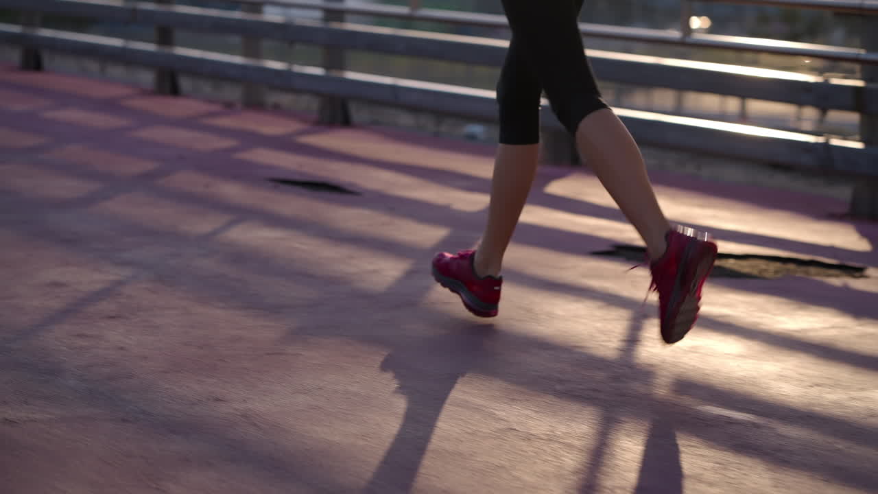 다리에서 달리는 여자