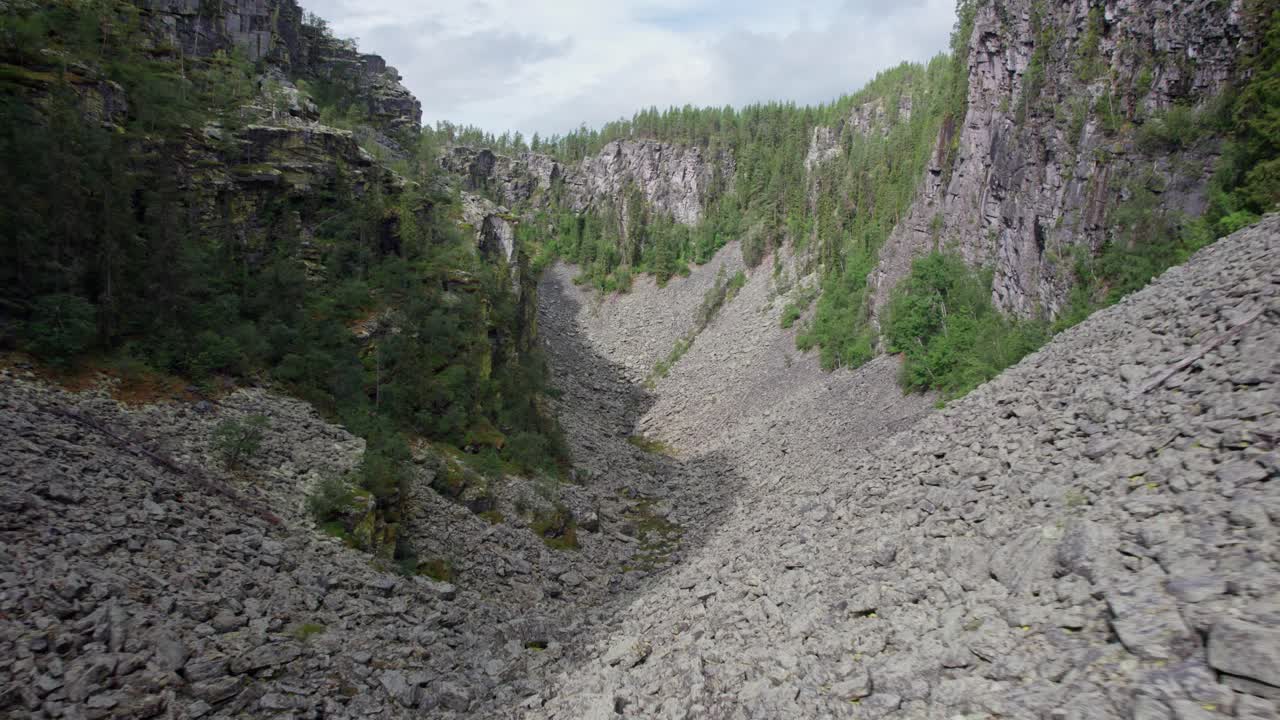 los campos de escoria crecen un poco cada vez que un pedazo de escoria se erosiona de los acantilados del cañón de jutulhogget