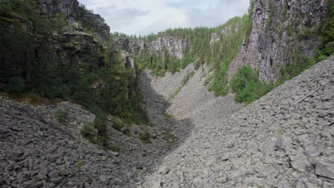 Jedes-Mal,-Wenn-Ein-Stück-Fels-Von-Den-Klippen-Der-Jutulhogget-Schlucht-Erodiert,-Wachsen-Die-Geröllfelder-Ein-Wenig