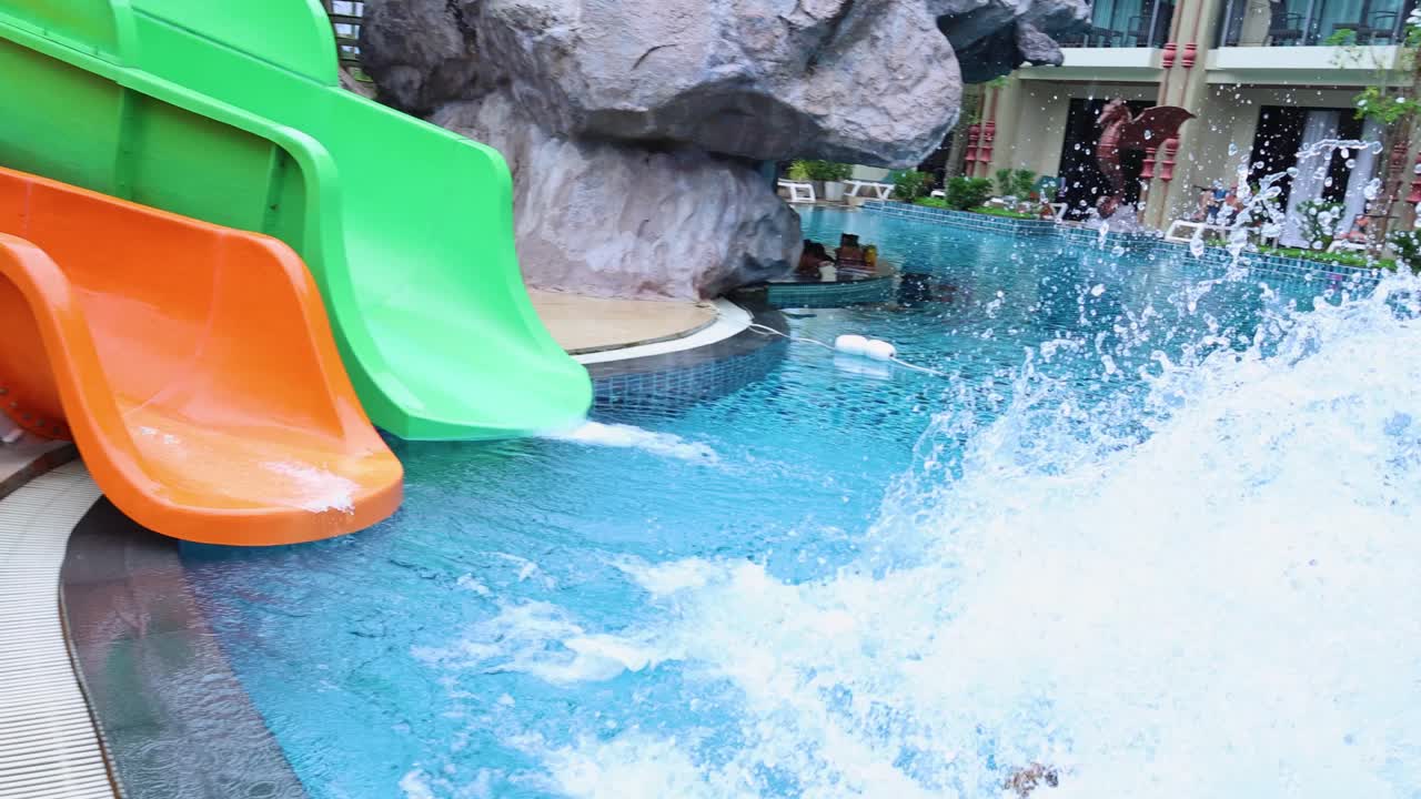 el socorrista supervisa la actividad de deslizamiento de agua