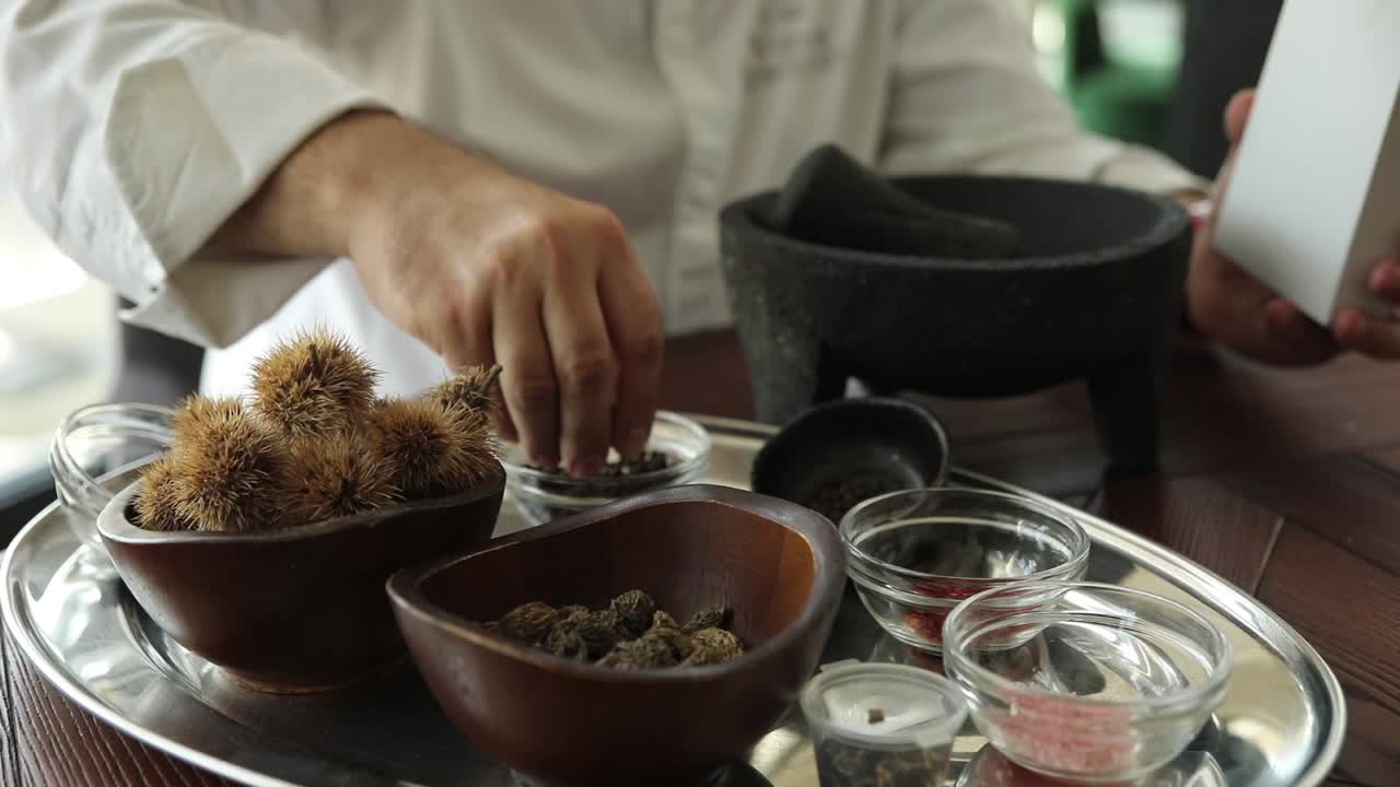 향신료 와 재료 를 준비 하는 요리사