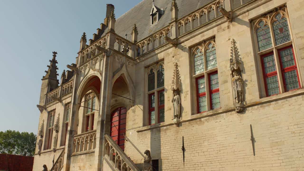 estilo de arquitectura gótica del ayuntamiento de damme en la antigua plaza del mercado en flandes, bélgica