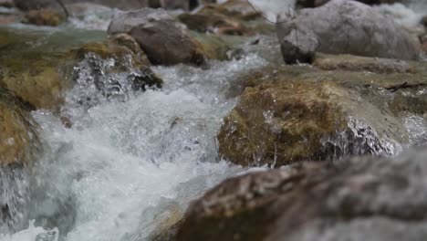 Zeitlupenansicht-Eines-Kleinen-Baches-Mit-Fließendem-Wasser---Boom-Aufnahme