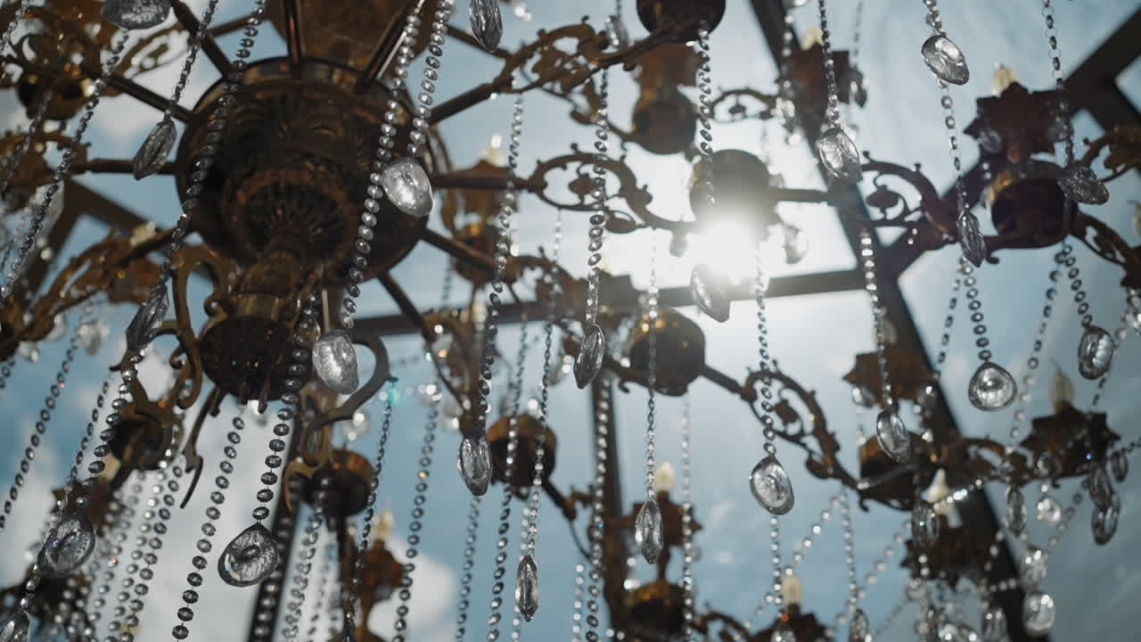 체인과 크리스탈 장식으로 화려한 빈티지 광택