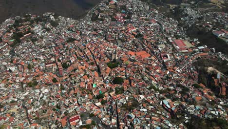 tiro de drone de la ciudad minera de taxco, guerrero mexico