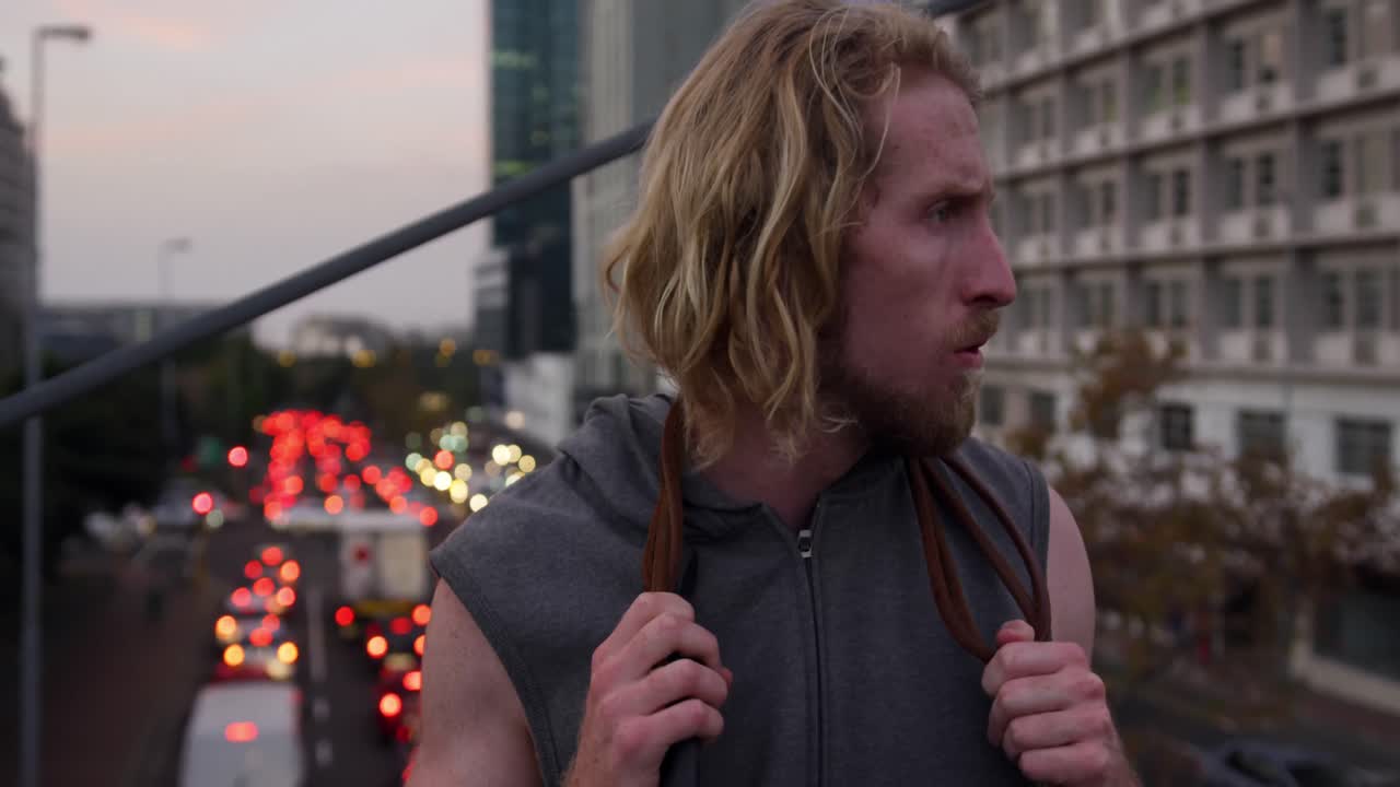 다리 위 에 있는 스포츠적 인 백인 남자