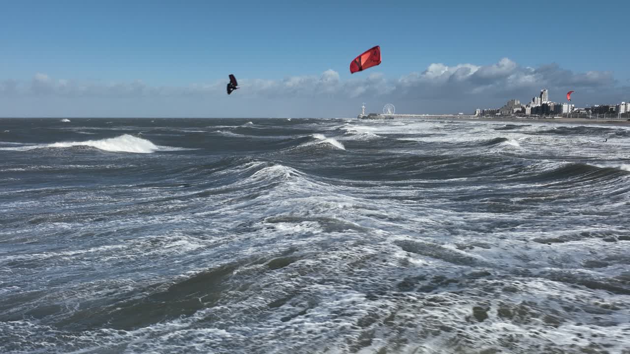 kiteboarding en olas fuertes en la ciudad costera