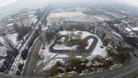 vista aérea, pasando por un paso elevado, ciudad de europa del este en un día nublado y nevado