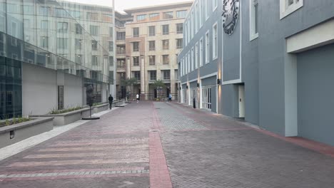 Un-Callejón-En-El-Recinto-De-Silos-Del-Famoso-Paseo-Marítimo-De-Ciudad-Del-Cabo-En-Una-Tarde-De-Finales-De-Verano.