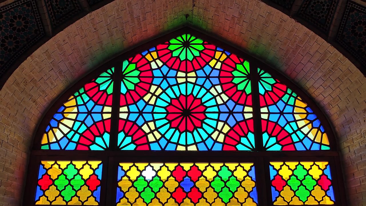 Vitral Intrincado com Padrões Geométricos Tradicionais