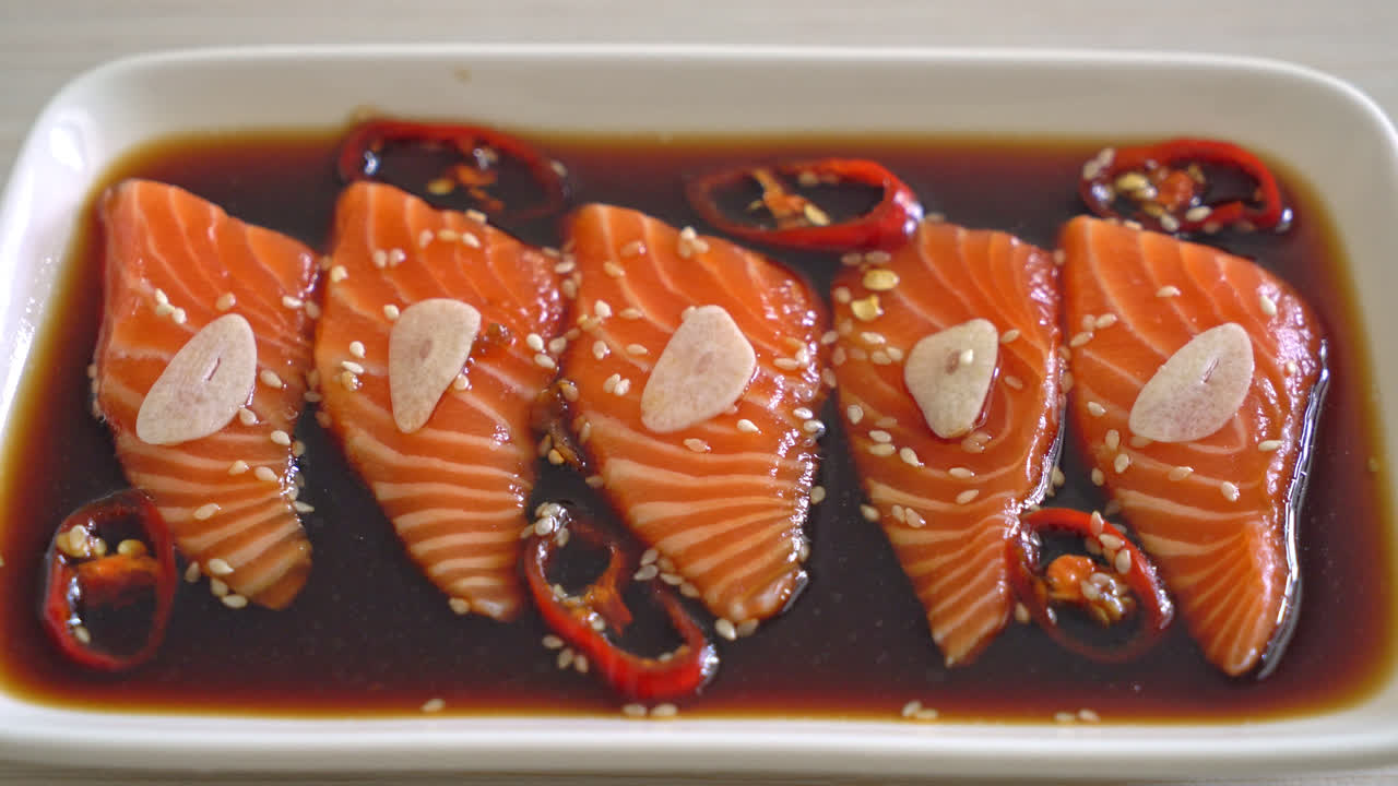 shoyu marinado con salmón o salsa de soja en escabeche de salmón al estilo coreano