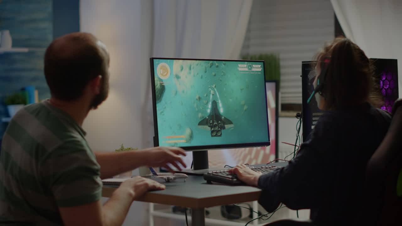 사이버 플레이어의 긴장 한 커플이 우주 슈팅 게임을 잃고 비명을 지르고 있습니다.