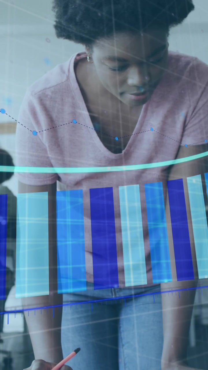 Animazione di elaborazione dati statistici su una donna afroamericana che lavora a un progetto in ufficio.