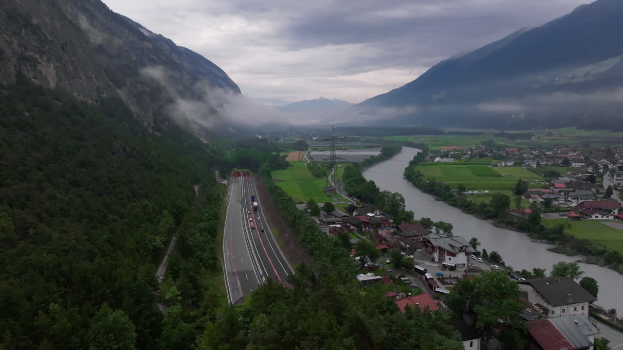 산 계곡 을 가로질러 가는 고속도로 의 공중 사진