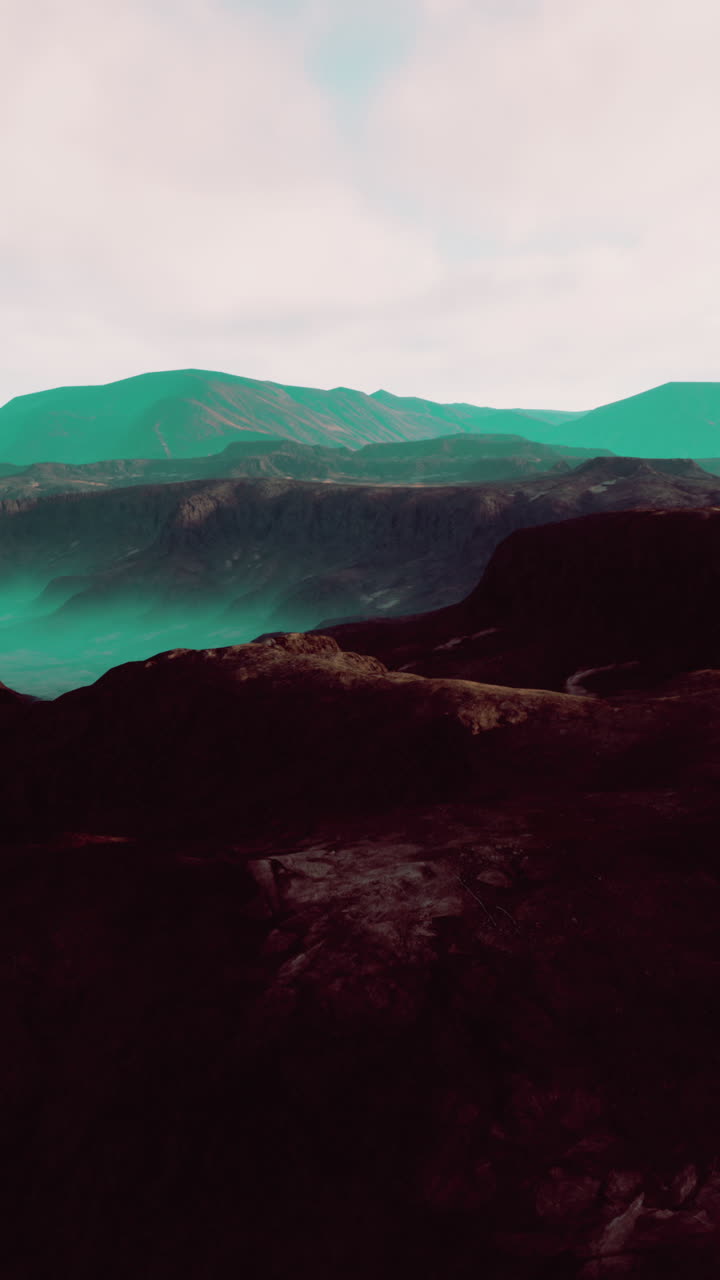 una impresionante vista de una cordillera con nubes en el fondo.
