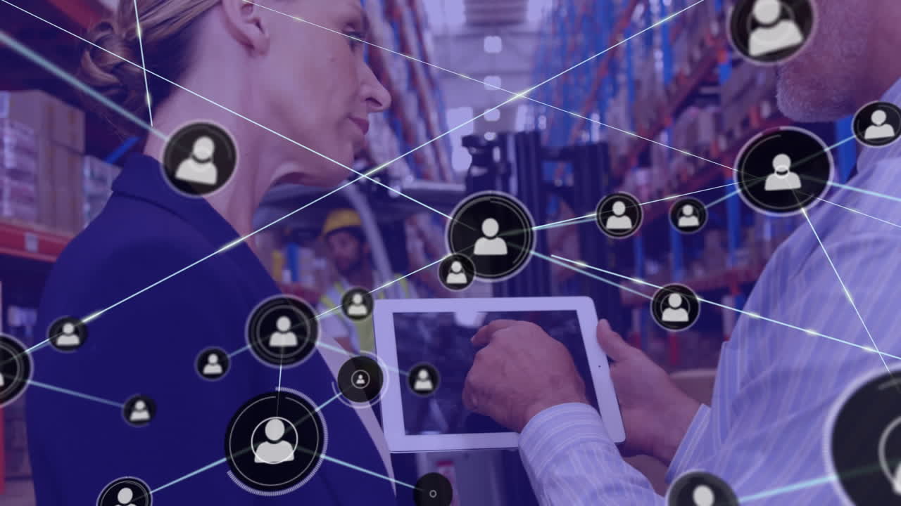 red de iconos de perfil sobre un supervisor caucásico masculino y femenino usando una tableta digital en el almacén