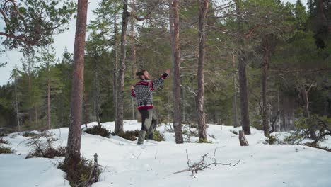 un hombre recogiendo leña de los árboles en una temporada de invierno en indre fosen, noruega