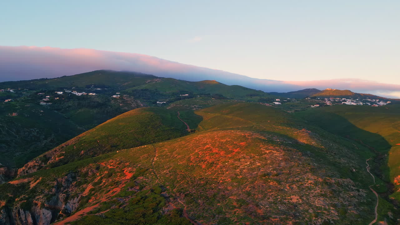hermosas colinas verdes verano nublado vista aérea laderas de las montañas vegetación exuberante
