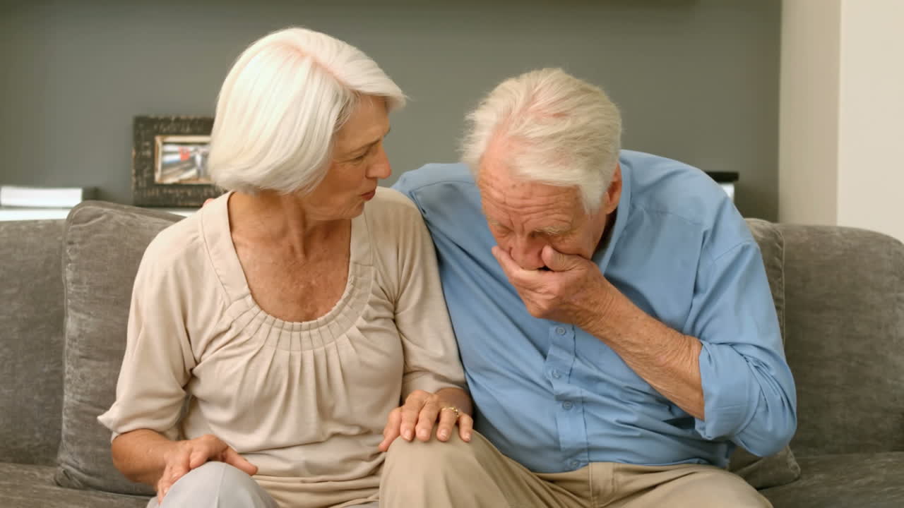 старик чихает.