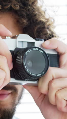 fotógrafo tomando una foto con una cámara vintage