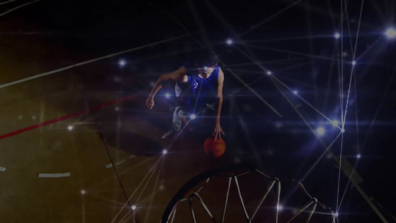 animación de redes de conexiones sobre el jugador de baloncesto masculino de raza mixta en el gimnasio