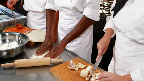 tres cocineros trabajando en la cocina