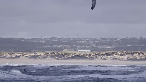 Kitesurf-O-Kitesurf-En-Las-Olas-Del-Océano-En-Peniche,-Portugal,-Vista-De-Una-Persona