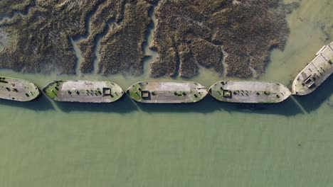 una vista de arriba hacia abajo de las barcazas en el río medway en un soleado día de invierno