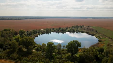 vista aérea del pintoresco lago redondo en un soleado día de otoño.