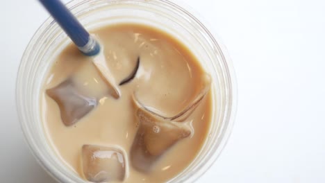 café helado en una taza de plástico