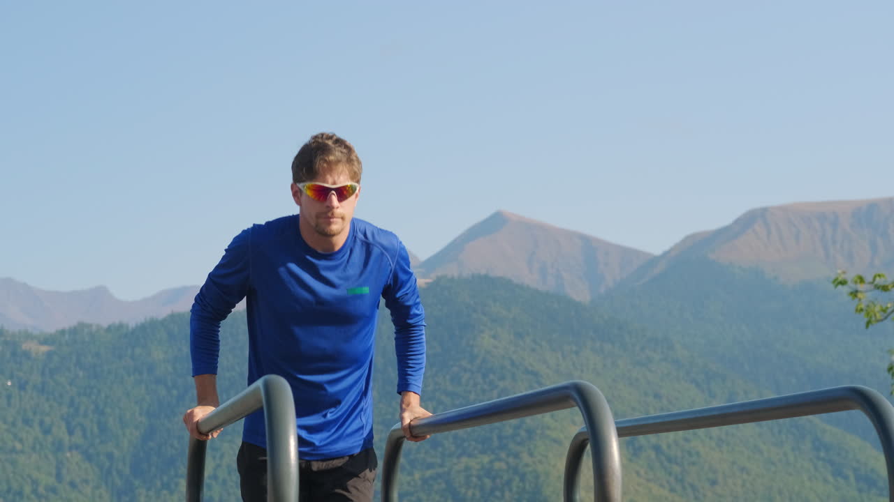 산에서 야외에서 푸시업을 하는 남자