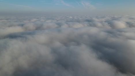 atravesando las nubes revelando una hermosa alfombra de nubes