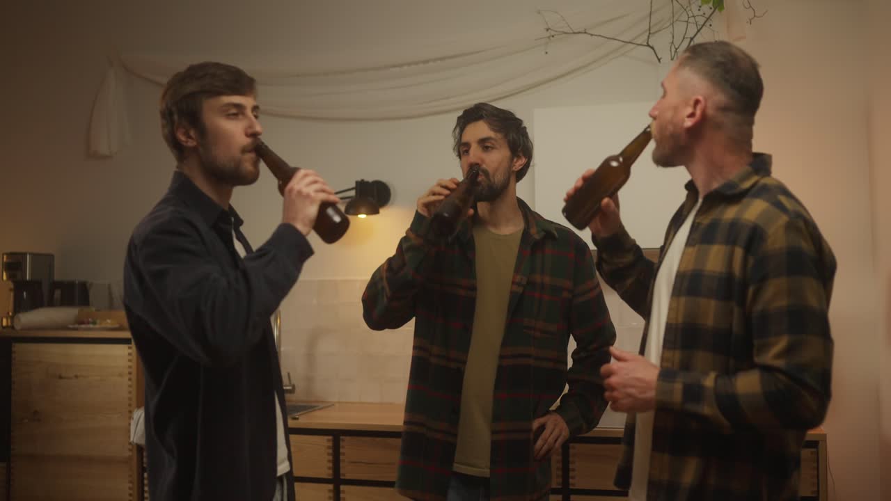 친구 들 이 집 에서 맥주 를 마시고 있다