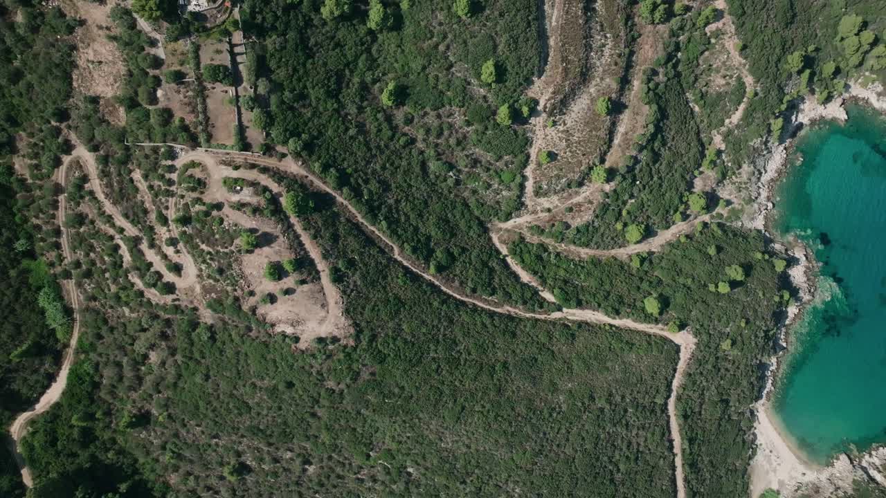 vista aérea de la costa de una isla tropical
