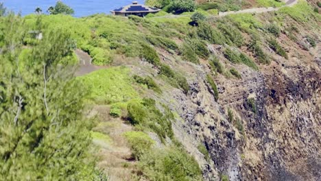 Toma-Panorámica-Cinematográfica-Con-Lente-Larga-Del-Faro-De-Kilauea-Point-A-Lo-Largo-De-La-Costa-Norte-De-Kaua&#39;i-En-Hawaii