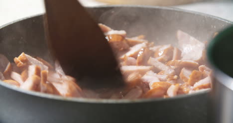 cortes de salchicha freír en sartén 5
