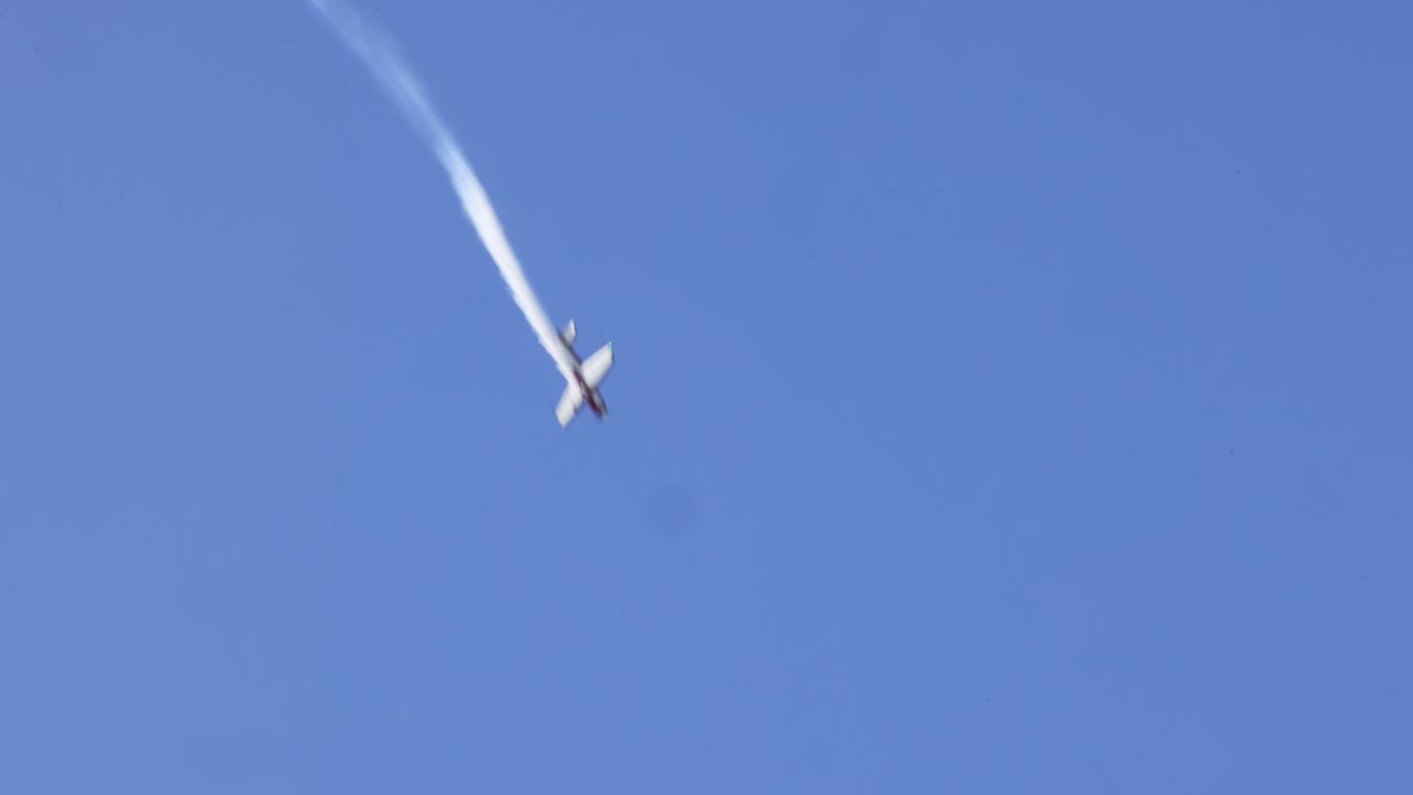 순차적으로 정확한 공중 기동을 수행하는 비행기