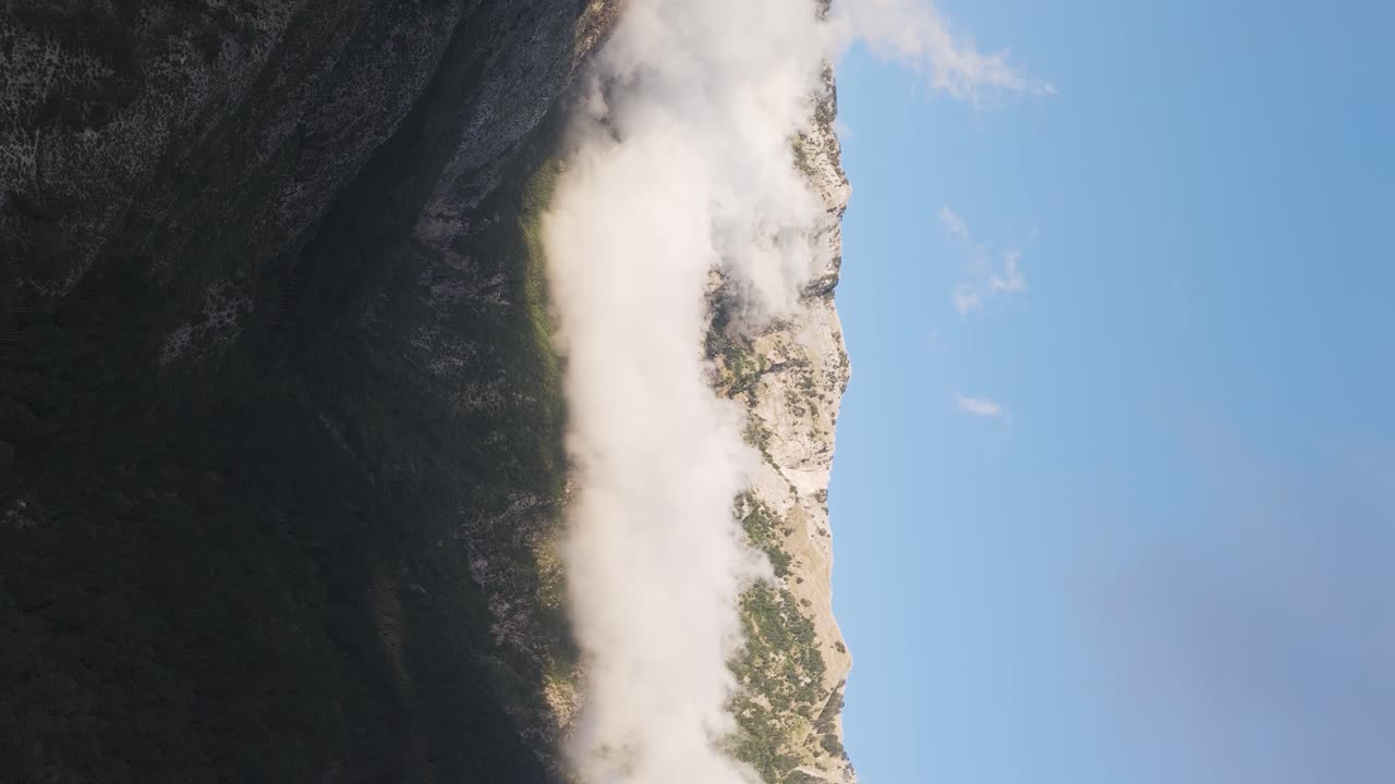 Vista aerea verticale della catena montuosa Cuka Partizan con nuvole in Albania