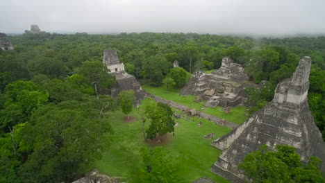 gran toma aerea sobre las piramides de tikal en guatemala 3