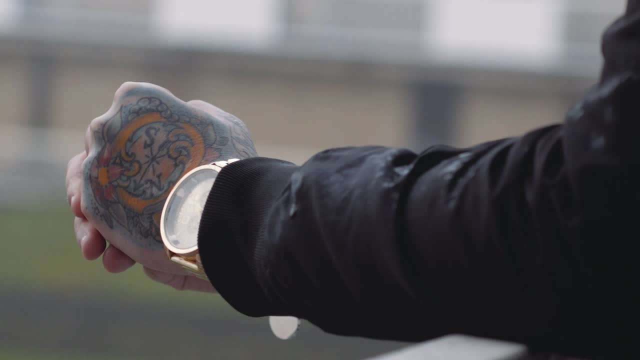 tatuaggio a mano da vicino