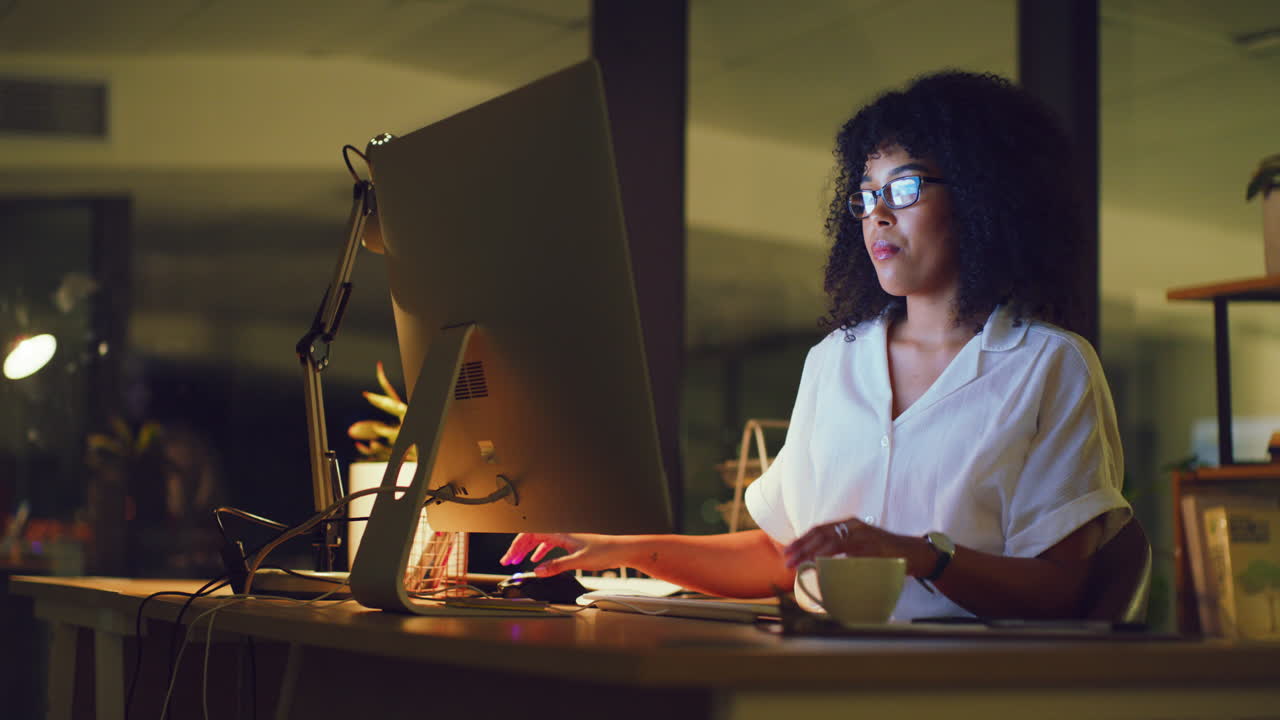 mujer de negocios bebiendo café mientras trabaja hasta tarde