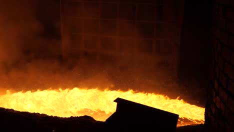 metal fundido en un horno