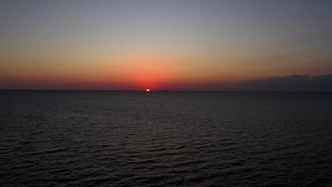 Beobachten-Des-Sonnenuntergangs-In-Mobile-Bay-In-Der-Nähe-Des-Fairhope-Municipal-Pier-In-Fairhope,-Alabama